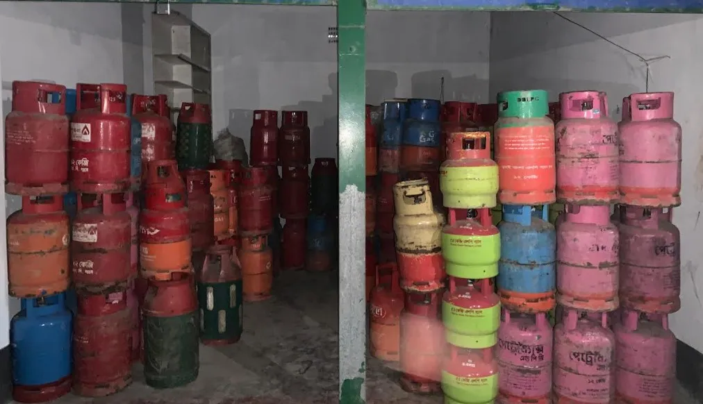 বানারীপাড়ায় অবৈধ গ্যাস সিলিন্ডার মজুদে অভিযান, ডিলারকে জরিমানা